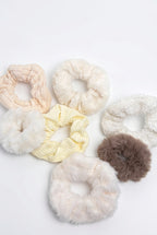 Flauschige Scrunchies im Set