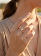 Getragener Ring mit Blumen Design