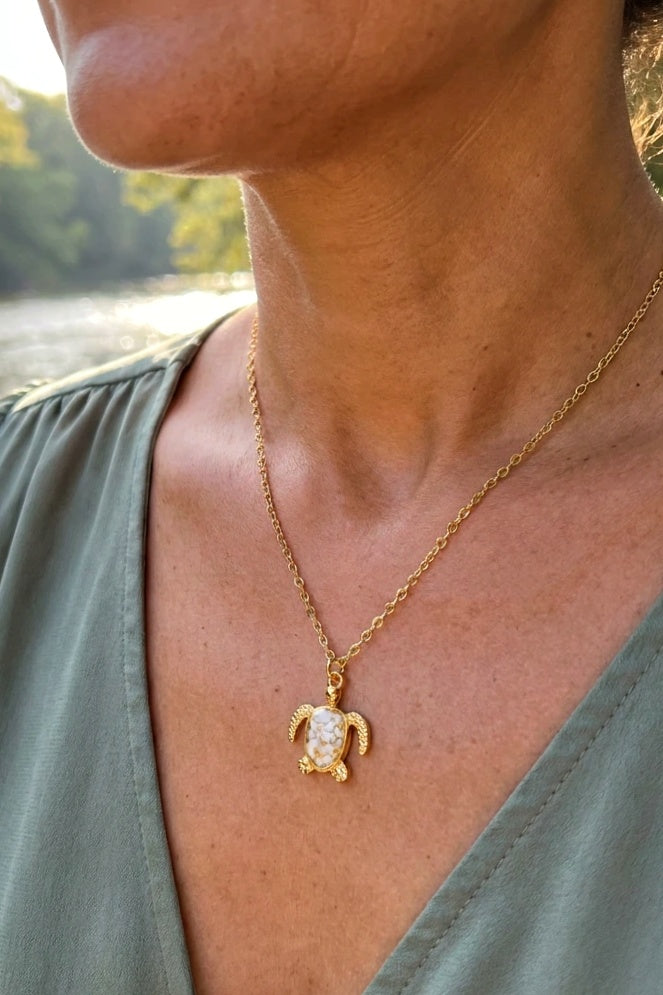 Goldene Halskette mit Schildkröten Anhänger
