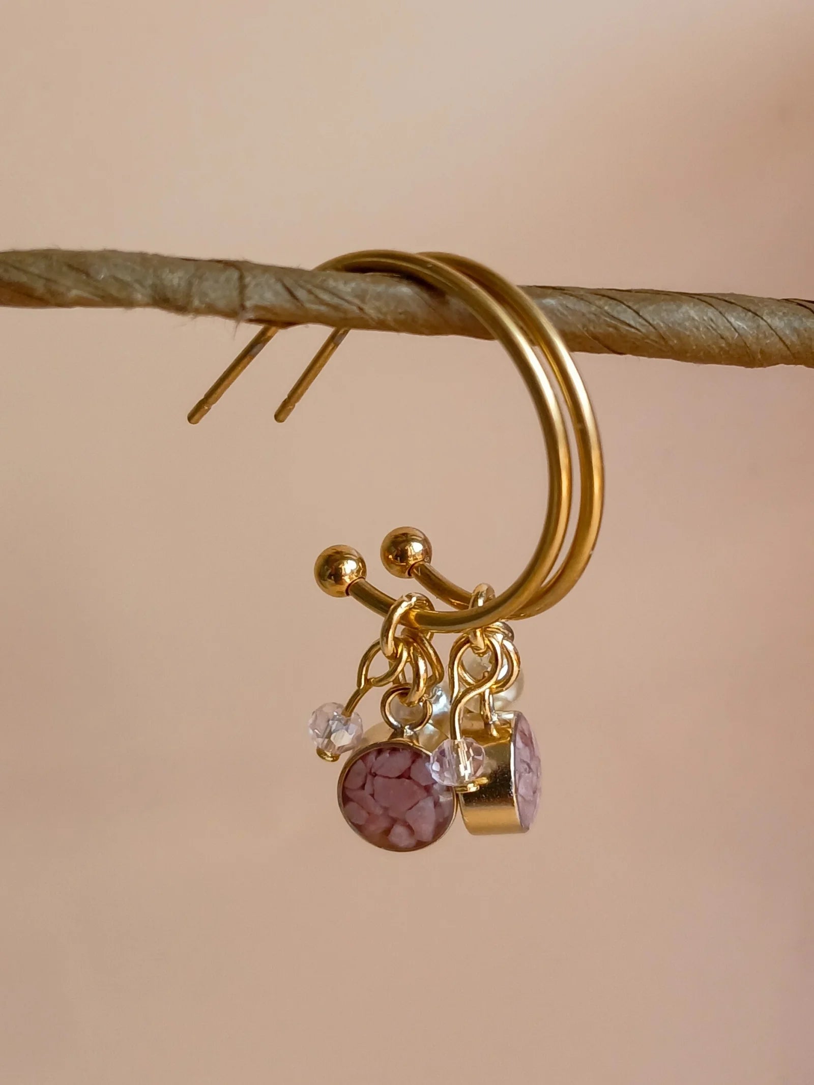 Zarte Edelstahl Creolen mit Rosa Natursteinen