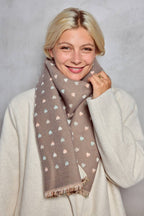 Wendbarer Schal mit Herzmuster