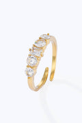 Ring mit Schmucksteinen