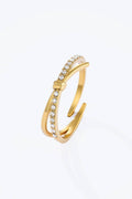 Goldener Ring mit Knoten Design