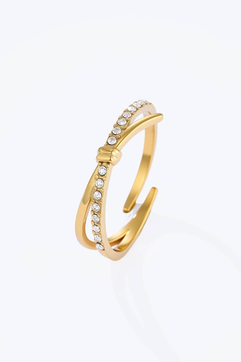 Goldener Ring mit Knoten Design