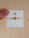 Weißes Kordelarmband mit Anhänger 