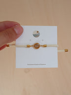 Weißes Kordelarmband mit Anhänger 