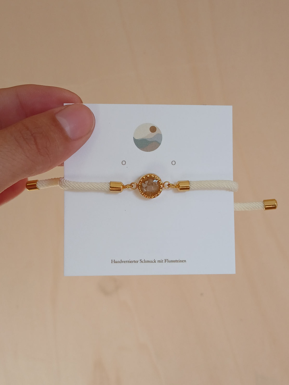 Weißes Kordelarmband mit Anhänger 