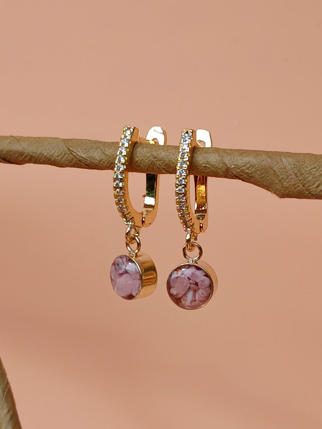 Goldene Damen Creolen mit rosa Stein Anhänger 