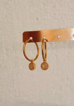 Goldene Creolen mit kleinem Anhänger 
