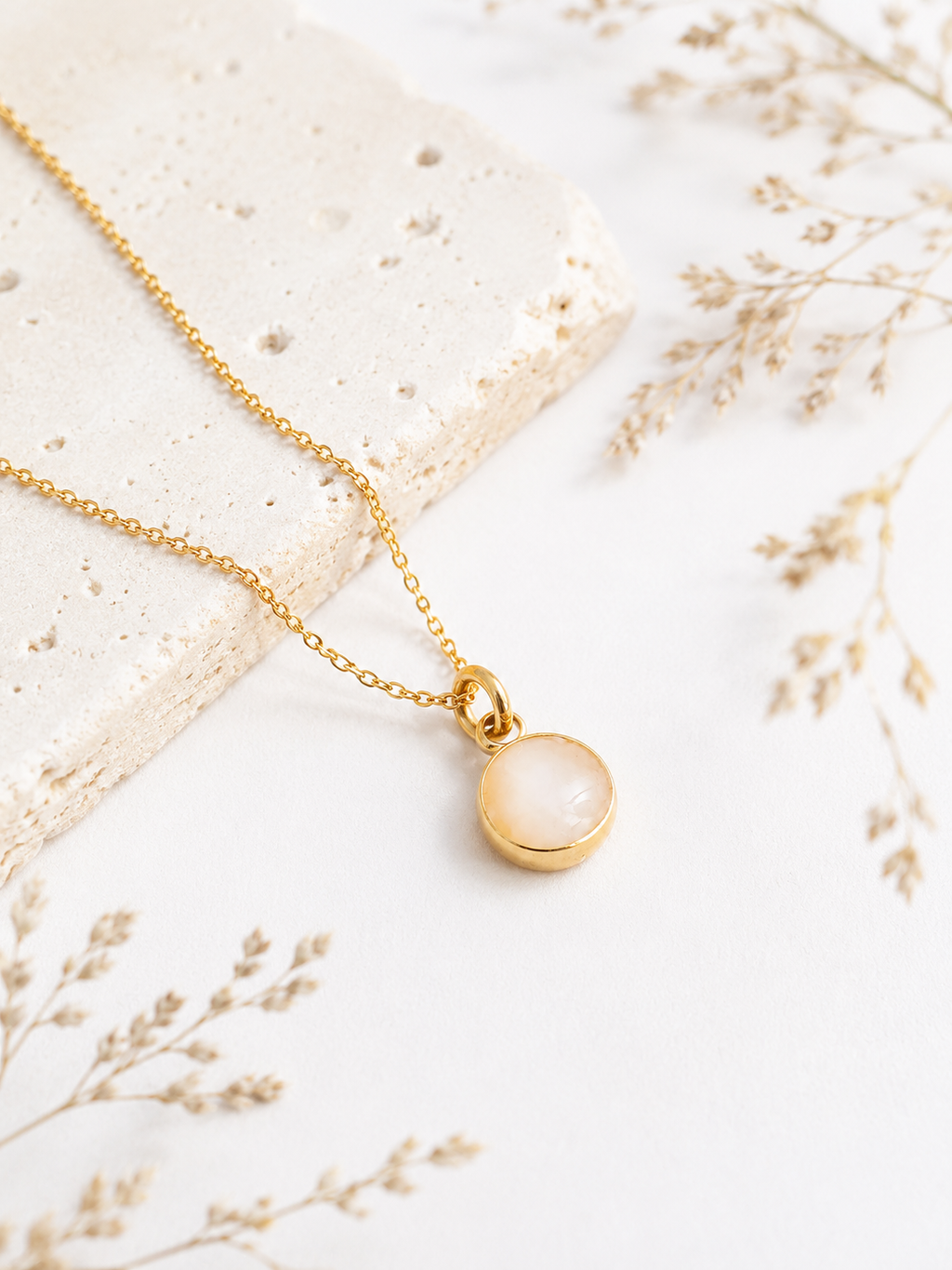 Goldene Halskette mit Milchquarz Anhänger 