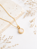 Goldene Halskette mit Milchquarz Anhänger 