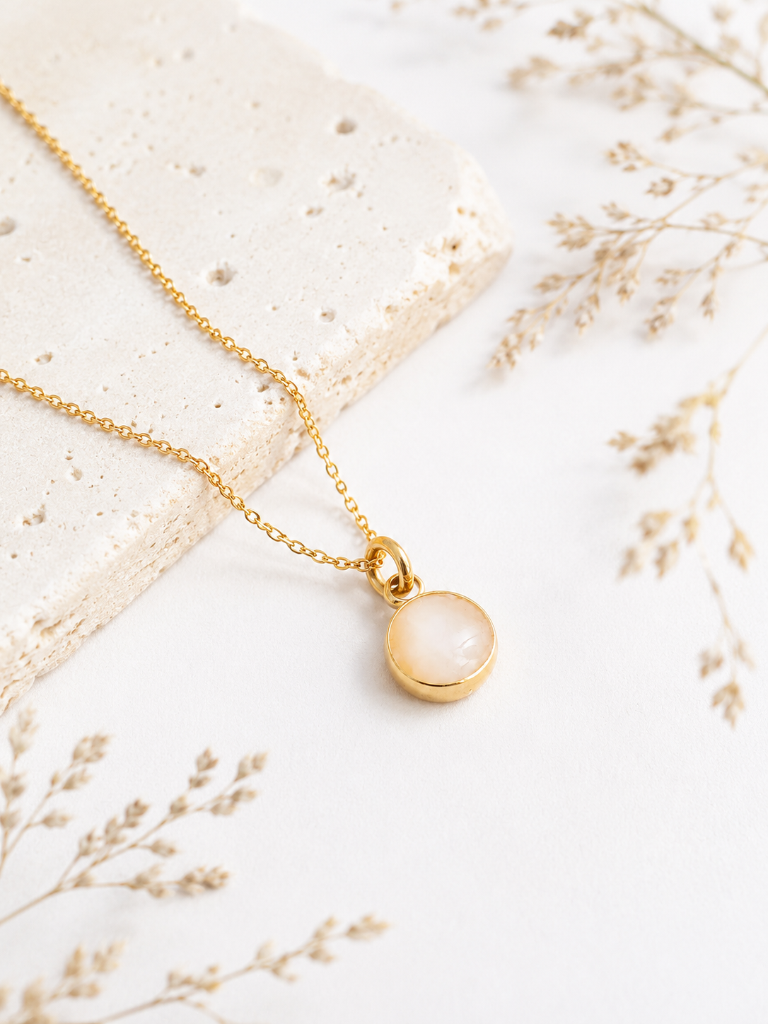 Goldene Halskette mit Milchquarz Anhänger 