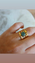 Goldener Ring mit grünem Stein