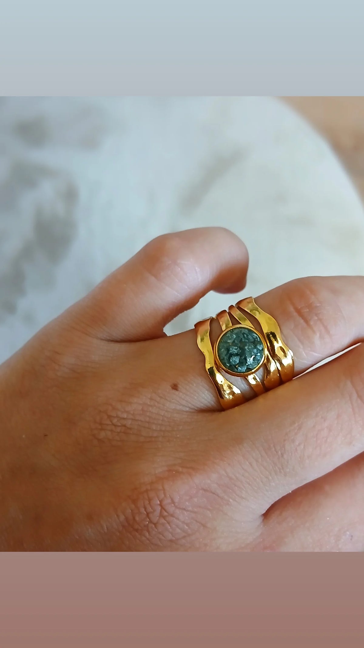 Goldener Ring mit grünem Stein