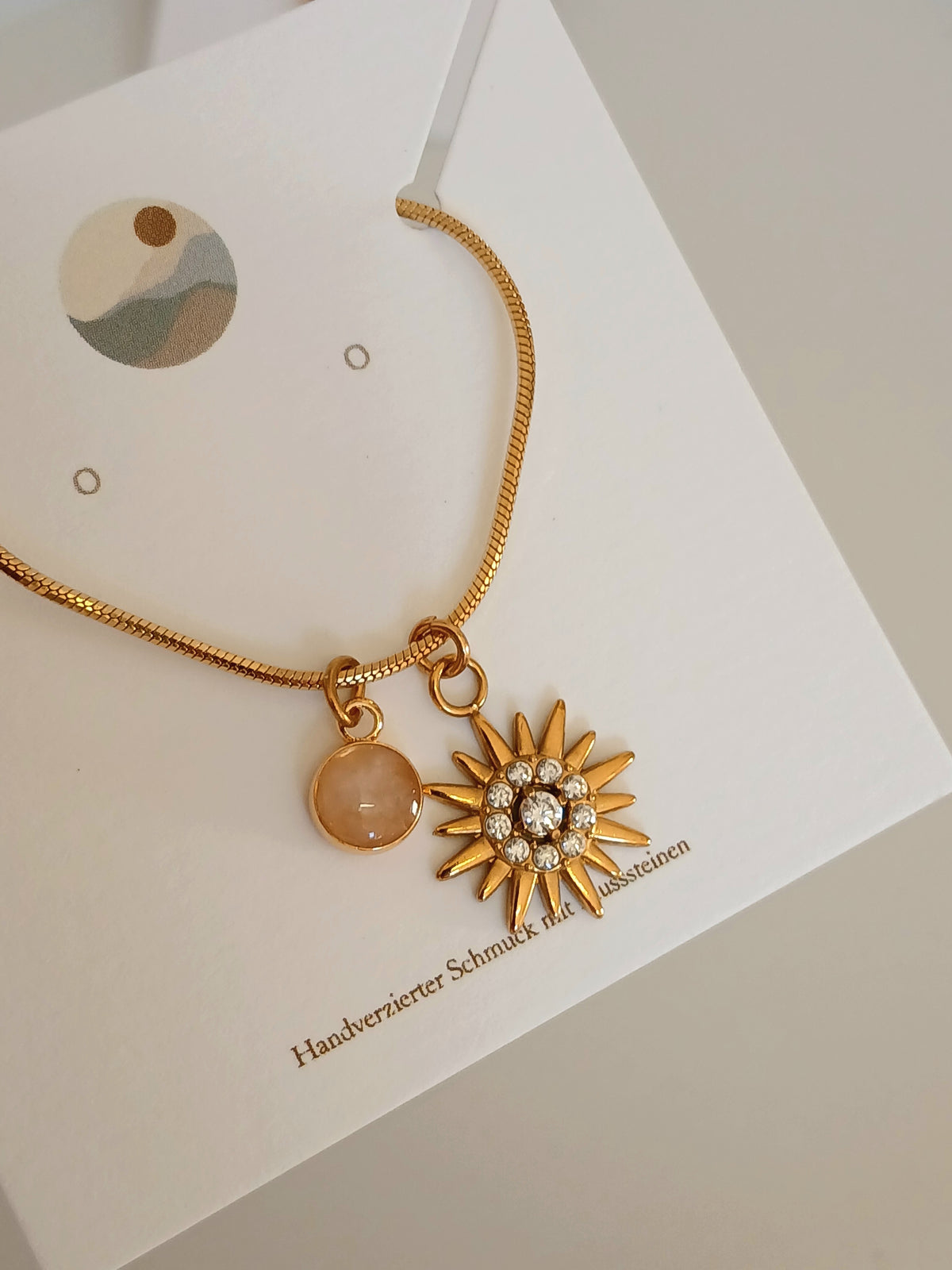 Halskette golden mit weißem Stein Anhänger 