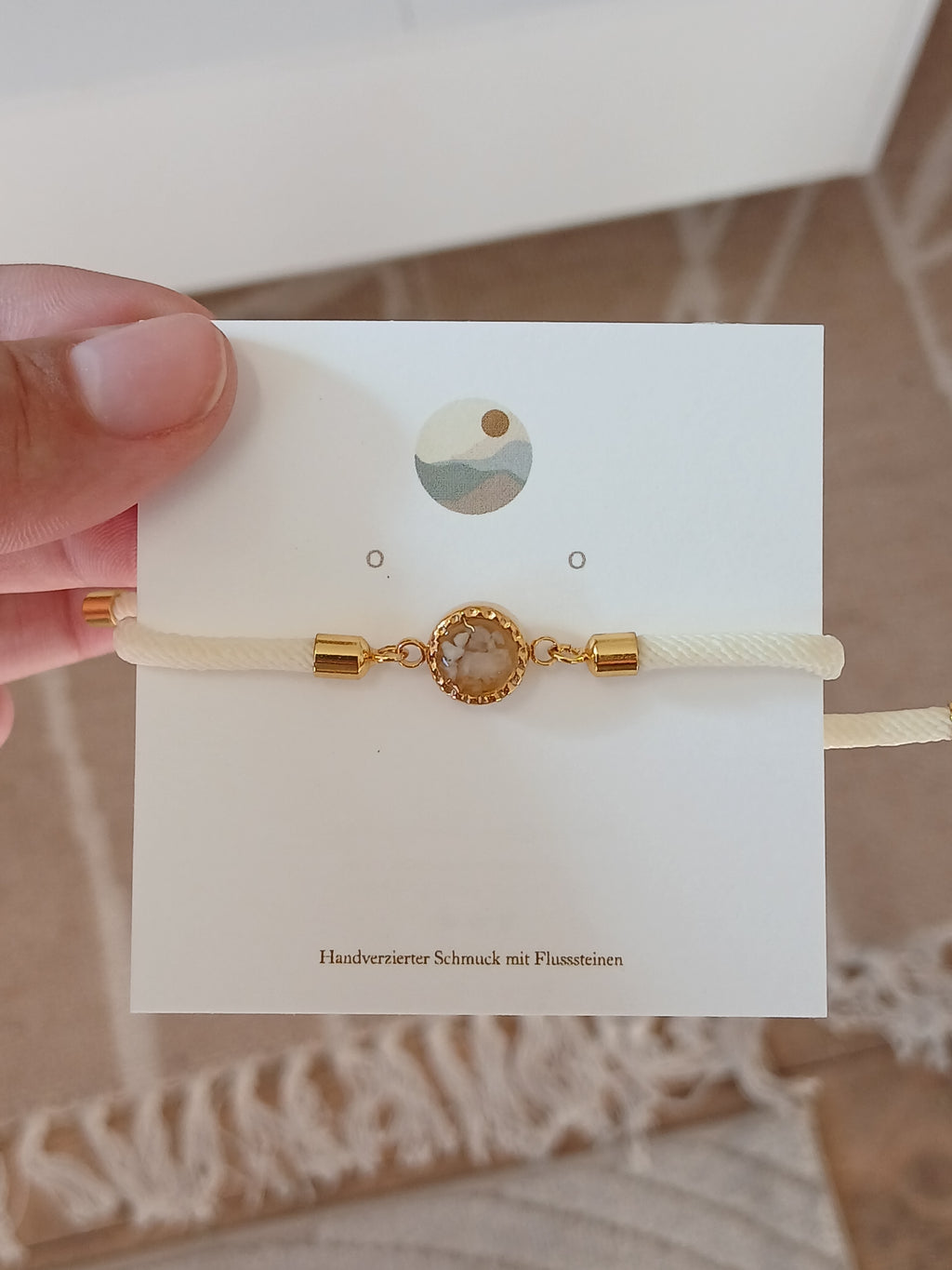 Weißes Kordelarmband mit rundem Anhänger 