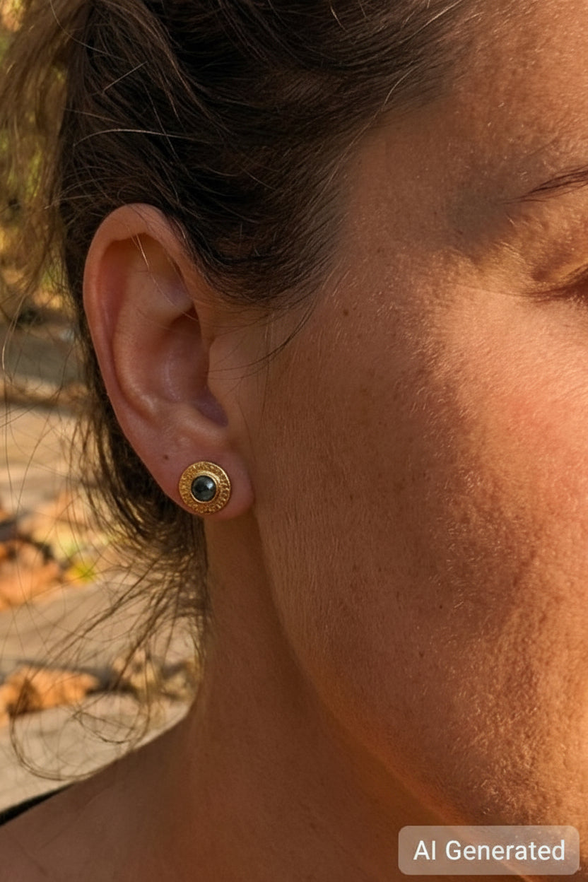 Gehämmerte Damen Ohrstecker grüner Stein