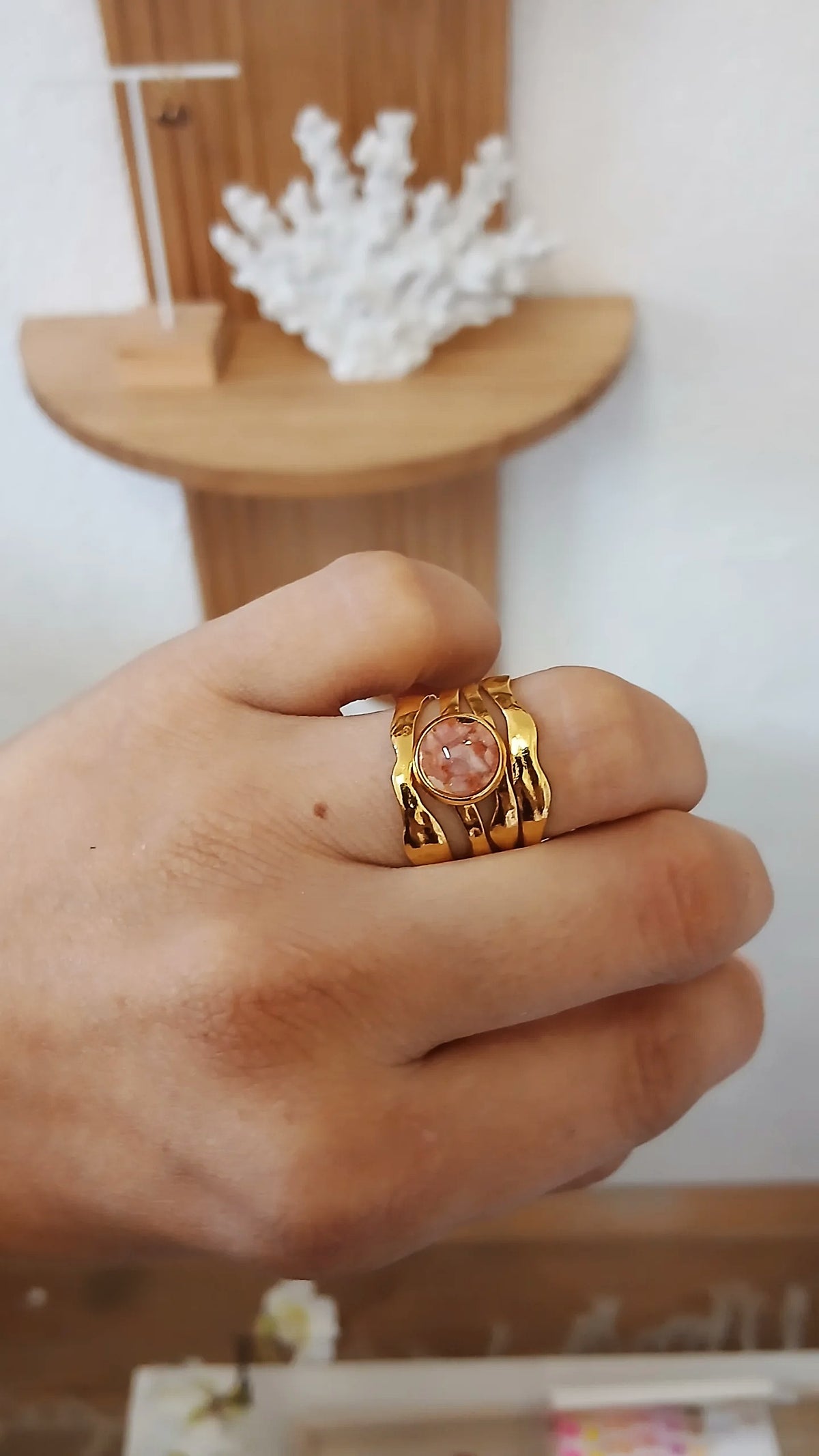 Statement Ring golden mit Rosa Naturstein 
