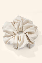 Großer weißer Scrunchie