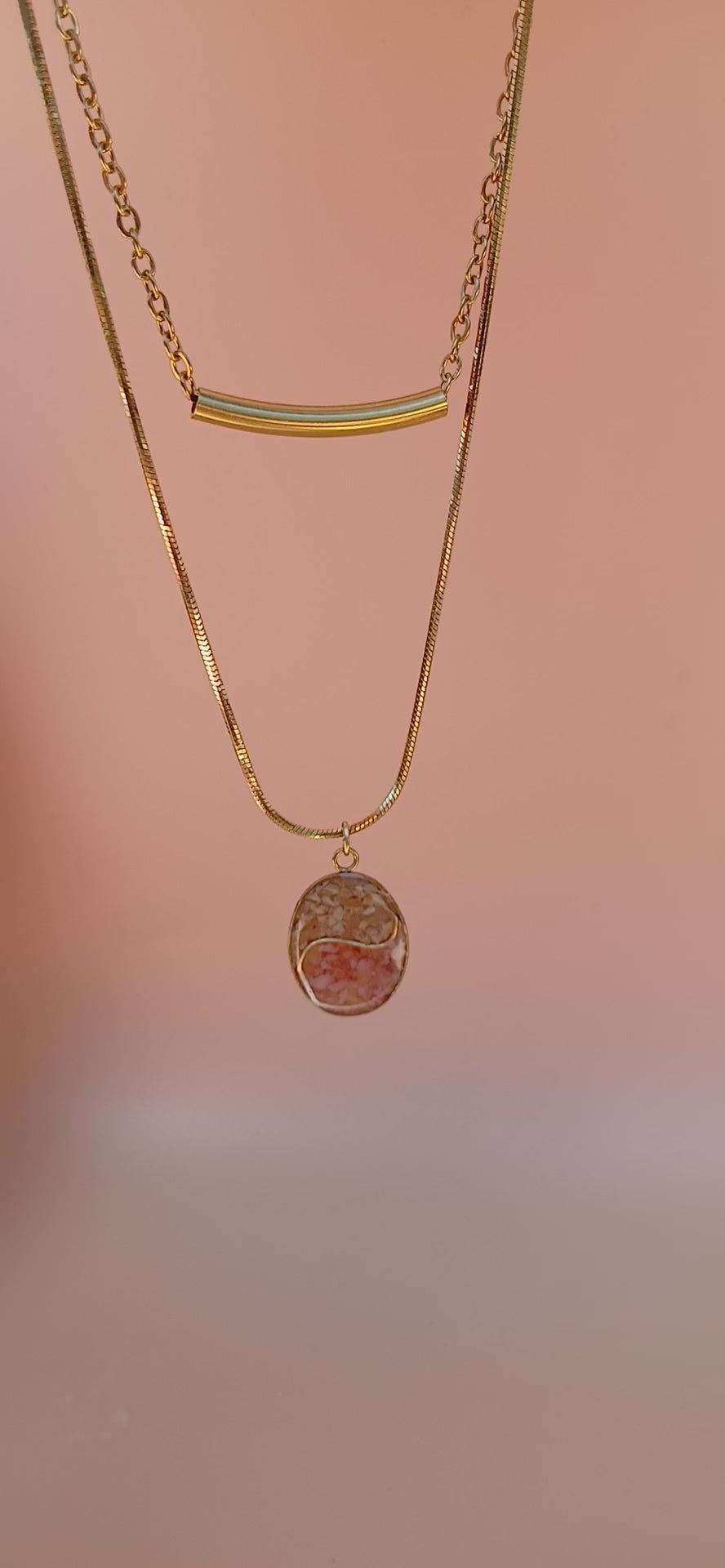Goldene Halskette mit ovalem Naturstein Anhänger