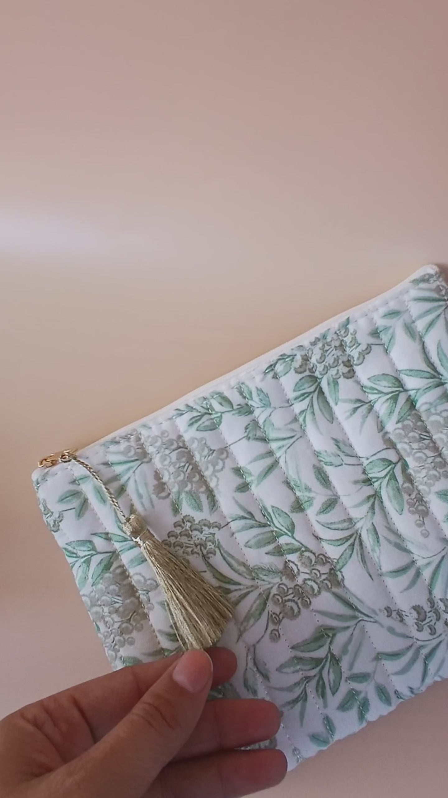 Gesteppte Kosmetiktasche mit Pflanzenmuster