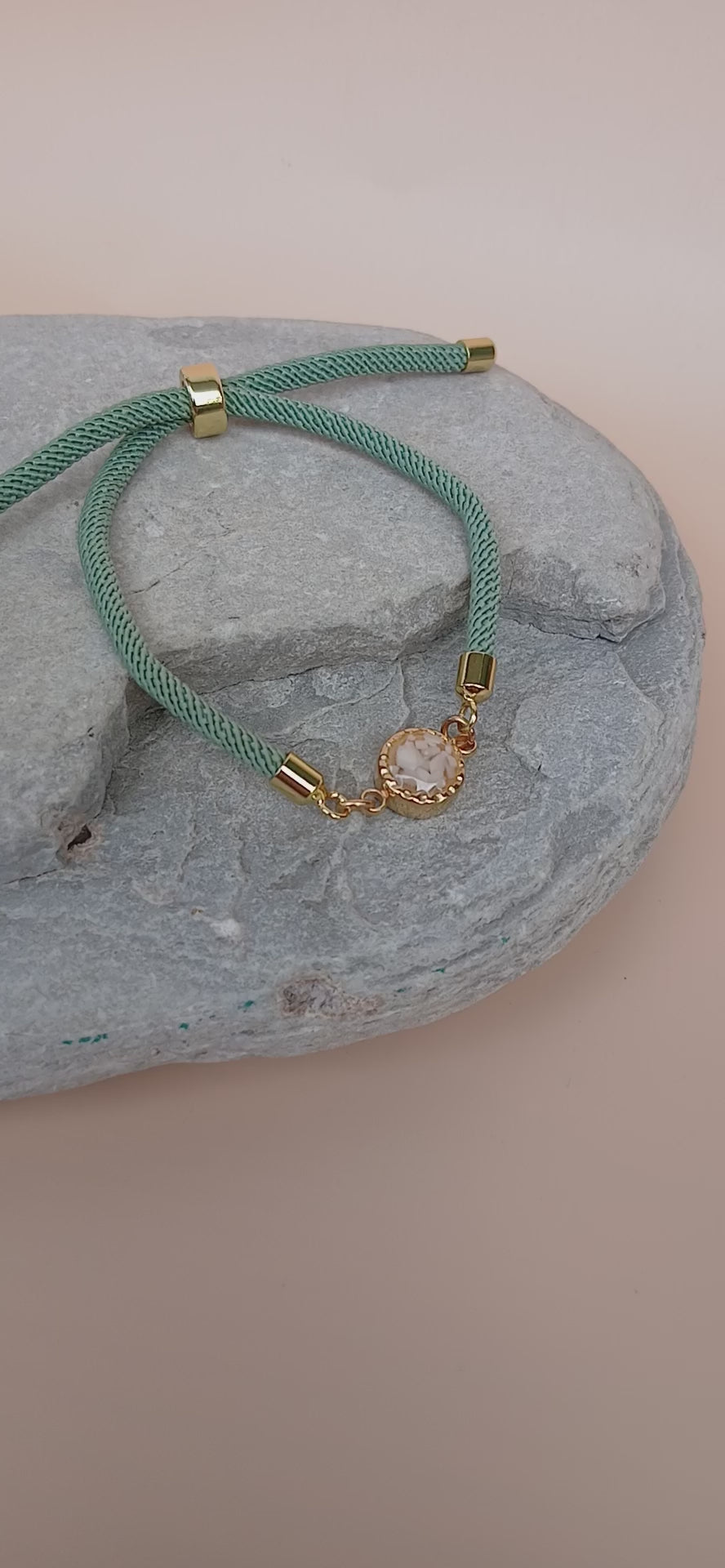 Grünes Naturstein Armband mit Schiebeperle