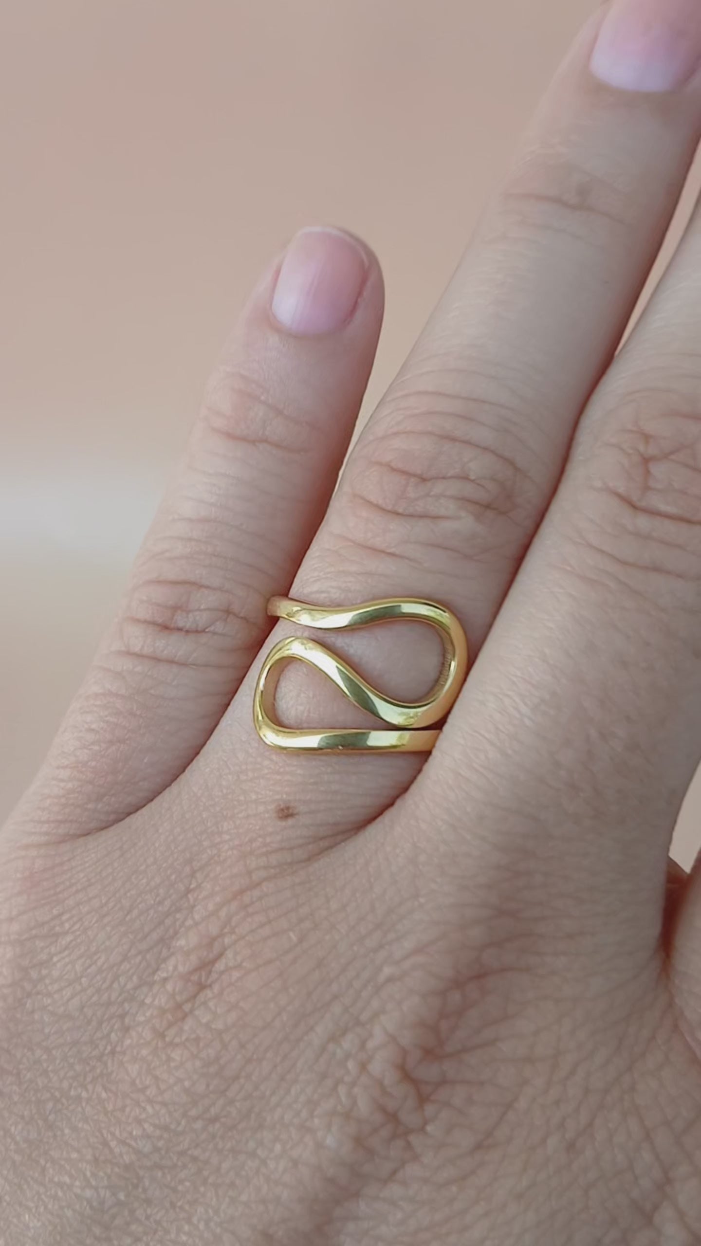 Goldener Damen Ring geschwungen