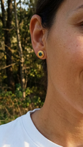 Gehämmerte Damen Ohrstecker mit grünem Naturstein