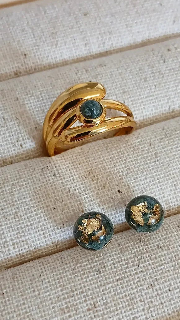Goldener Statement Ring mit grünem Naturstein - Maja