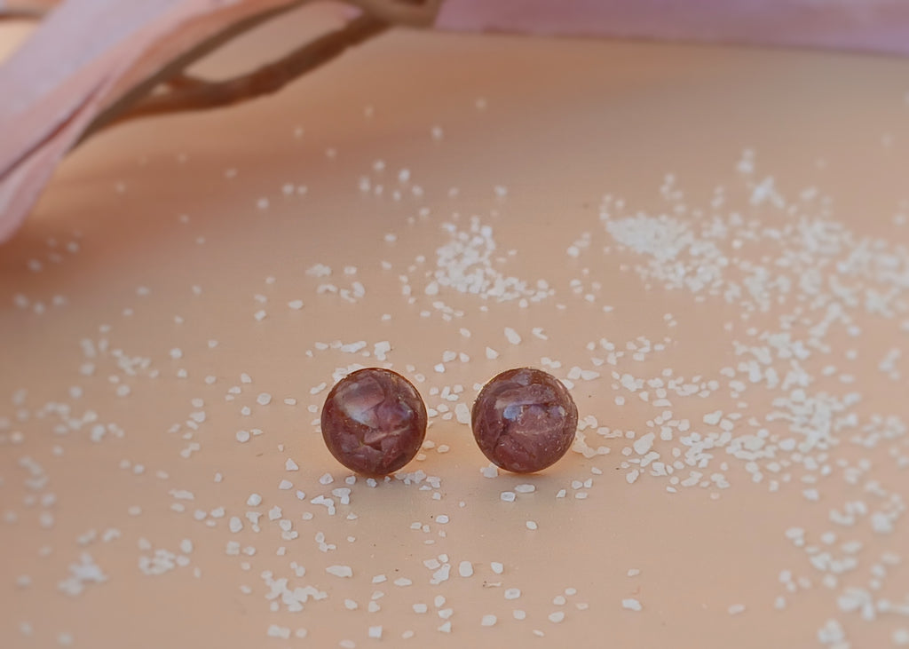 Runde Ohrstecker mit lila Naturstein