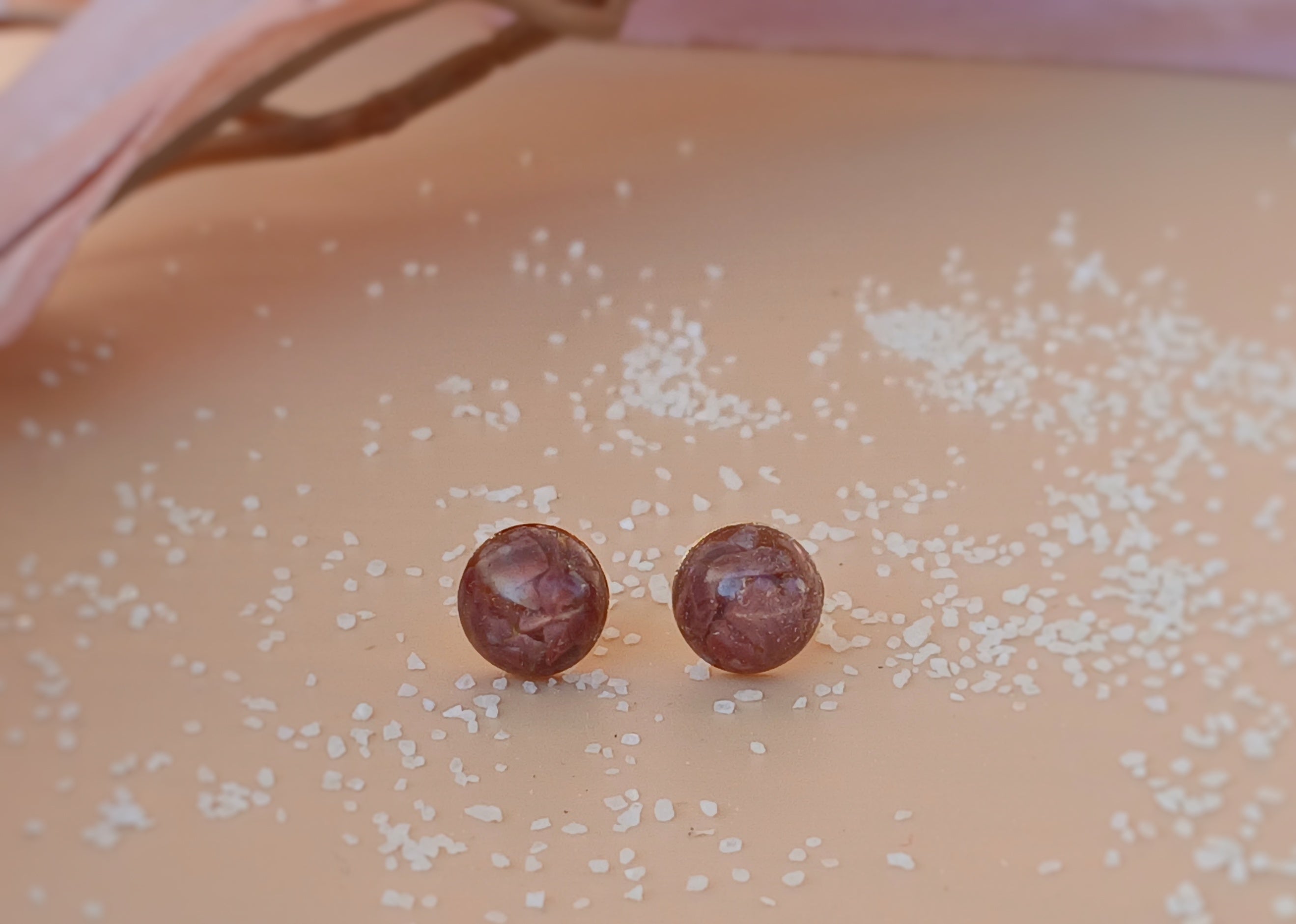 Runde Ohrstecker mit lila Naturstein