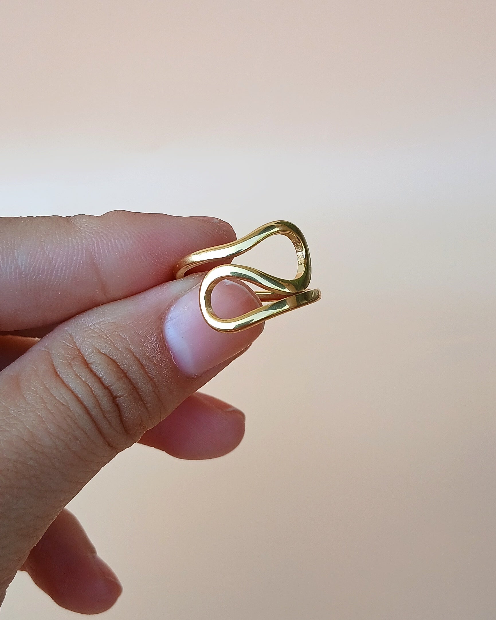 Damen Ring geschwungen
