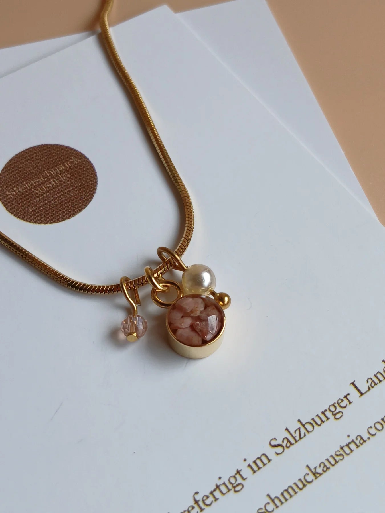 Goldene Kette mit rundem Naturstein Anhänger