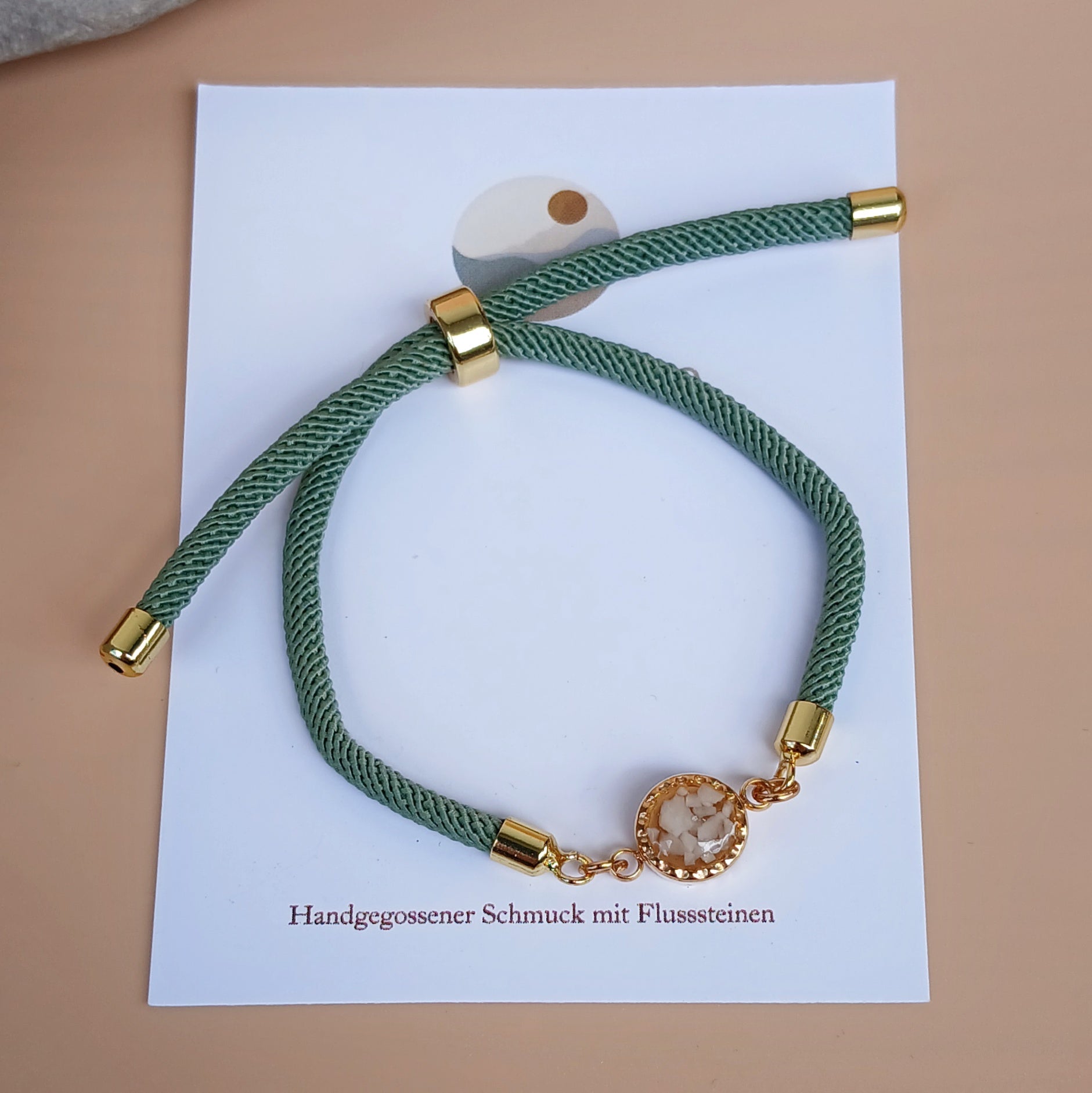 Grünes Naturstein Armband mit Schiebeperle