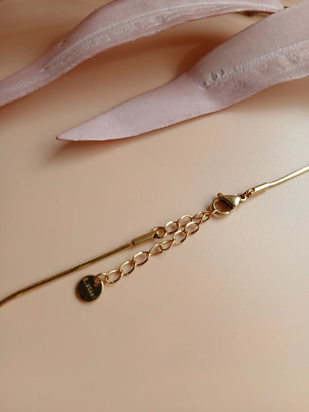 Goldene Kette mit rundem Naturstein Anhänger