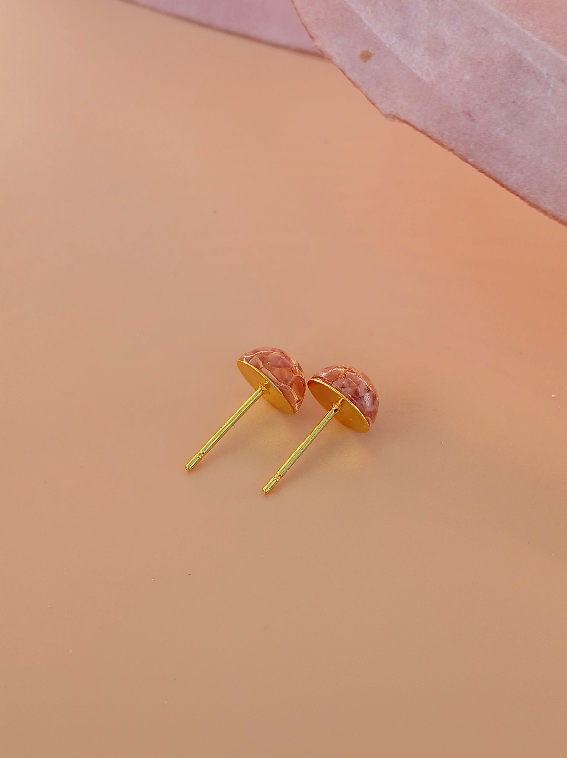 Runde vergoldete Ohrstecker mit Rosa Natursteinen