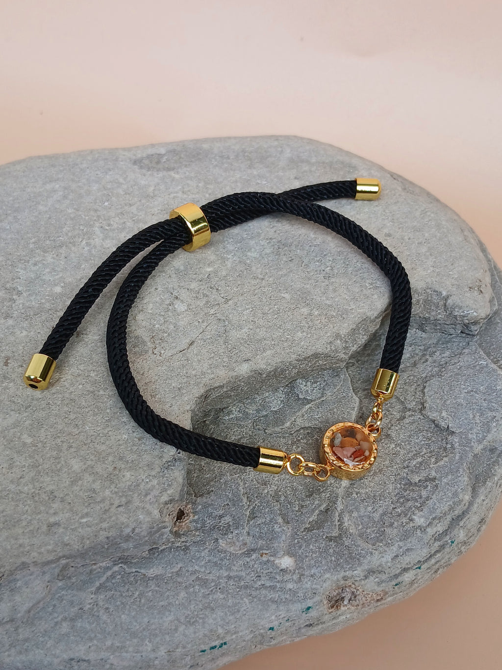 Schwarzes Kordel Armband mit Stein Anhänger