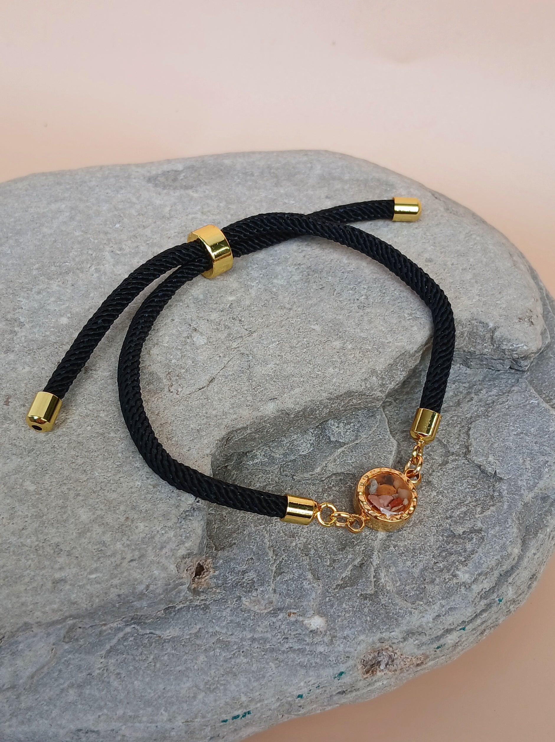 Schwarzes Kordel Armband mit Stein Anhänger