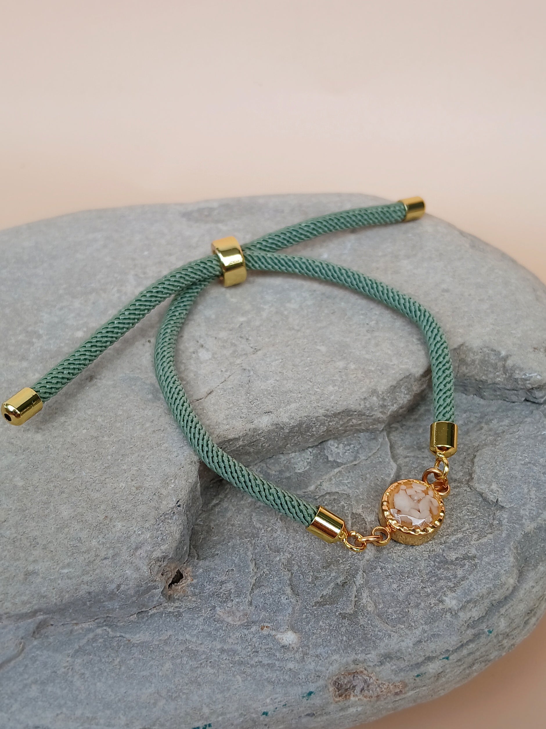 Grünes Naturstein Armband mit Schiebeperle
