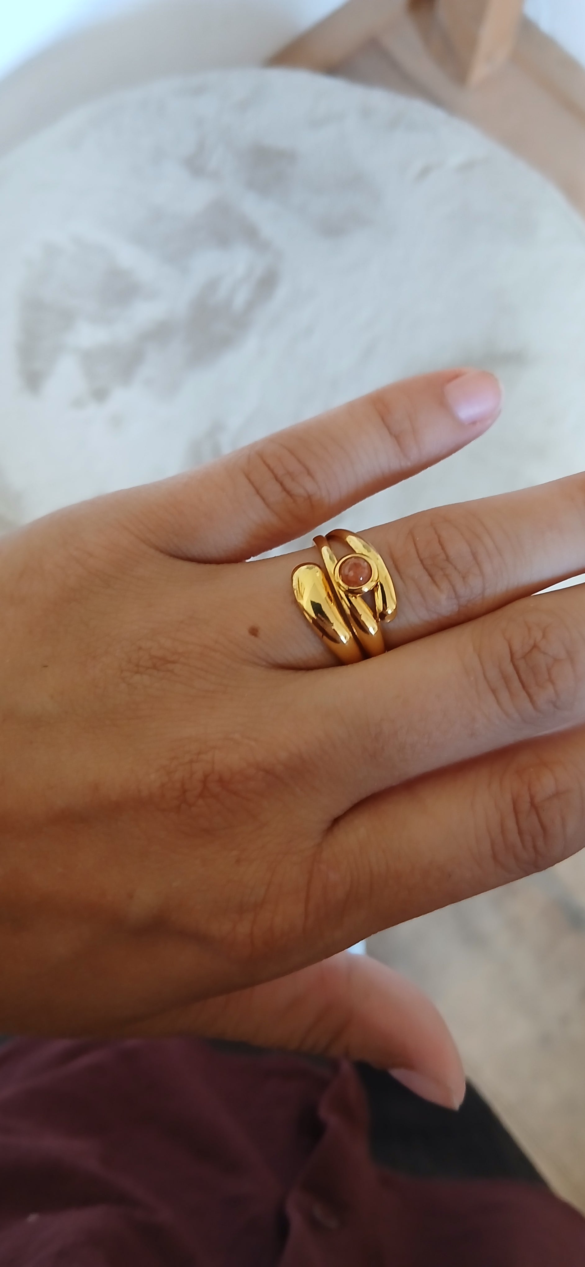 Goldener Statement Ring mit dunkelrosa Quarz
