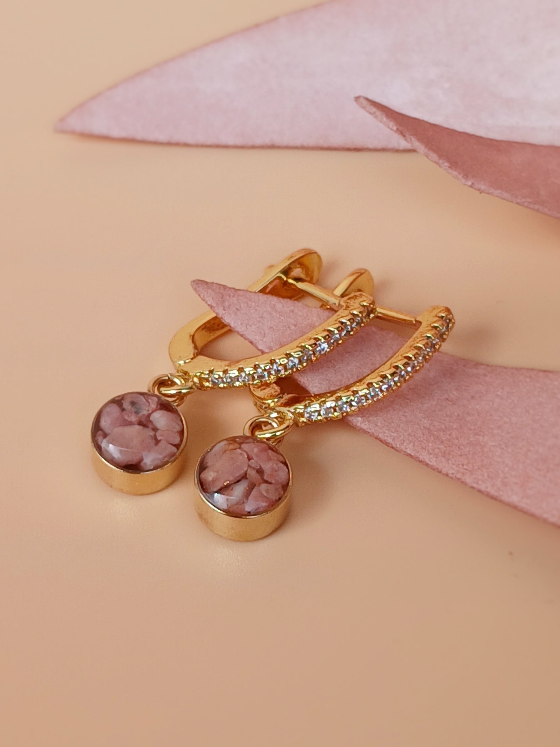 Edelstahl Creolen mit Rosa Naturstein baumelnd