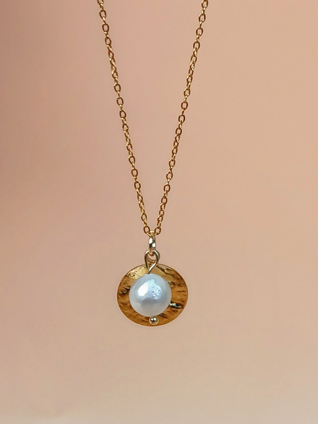 Goldene Halskette mit Süßwasserperlen Anhänger