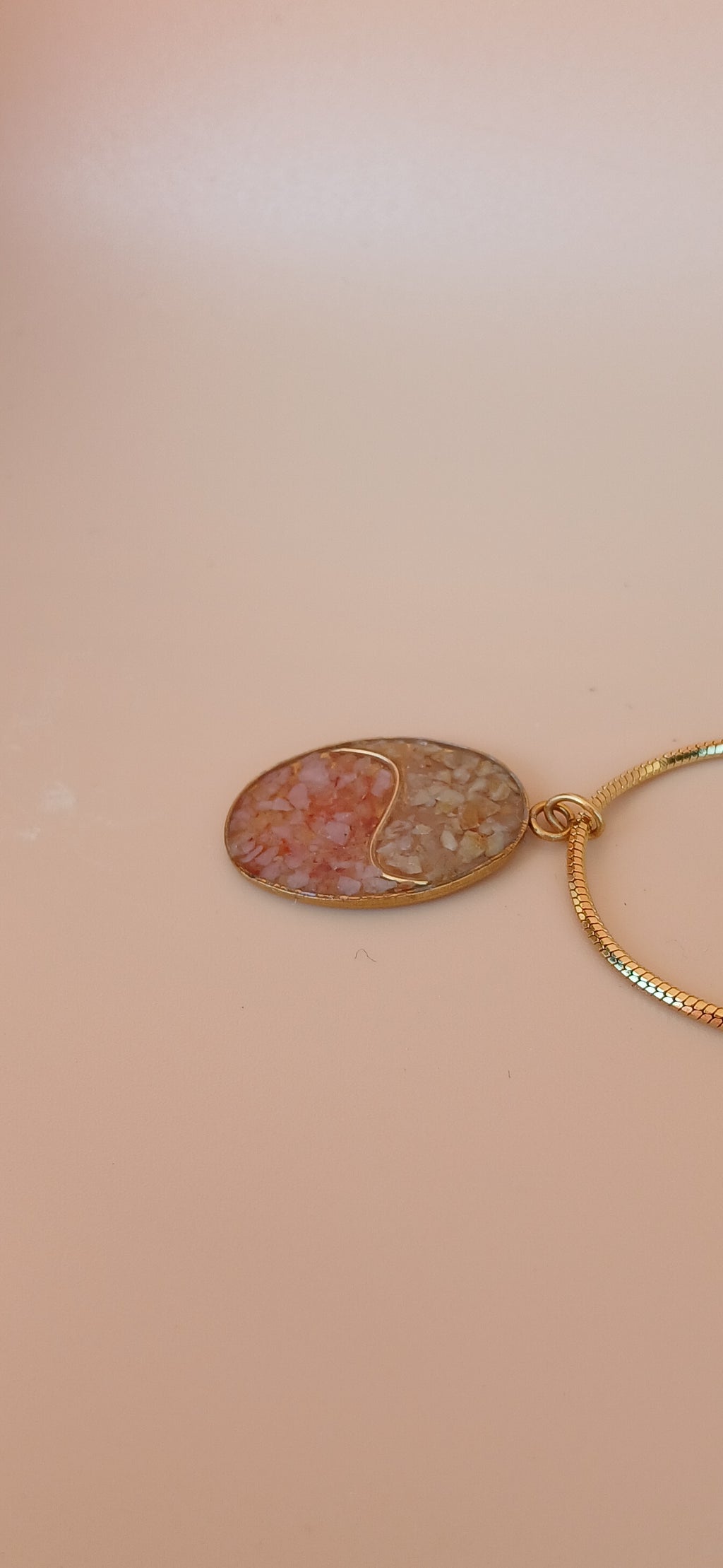 Goldene Halskette mit ovalem Naturstein Anhänger