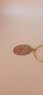 Goldene Halskette mit ovalem Naturstein Anhänger