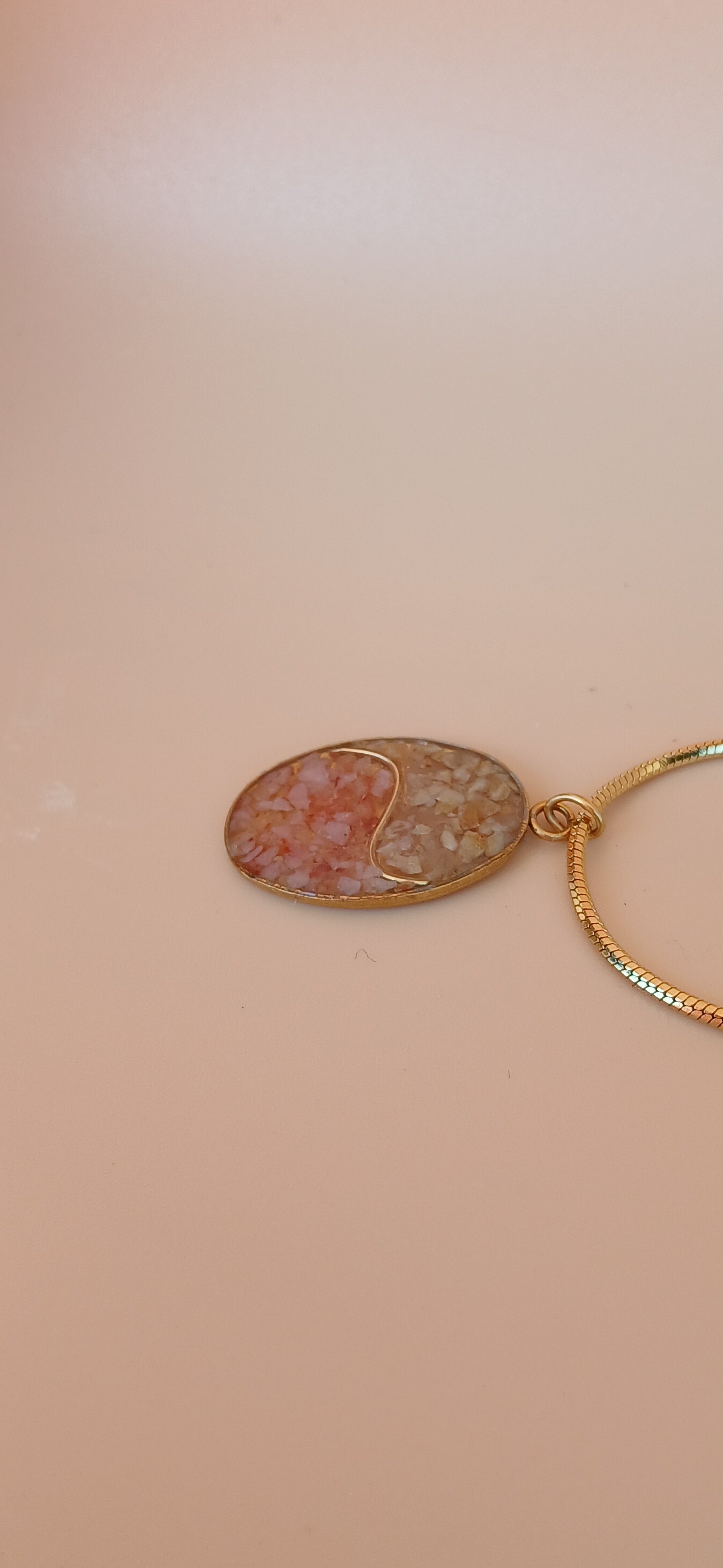 Goldene Halskette mit ovalem Naturstein Anhänger