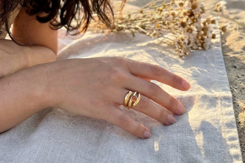 Goldener Statement Ring mit dunkelrosa Quarz