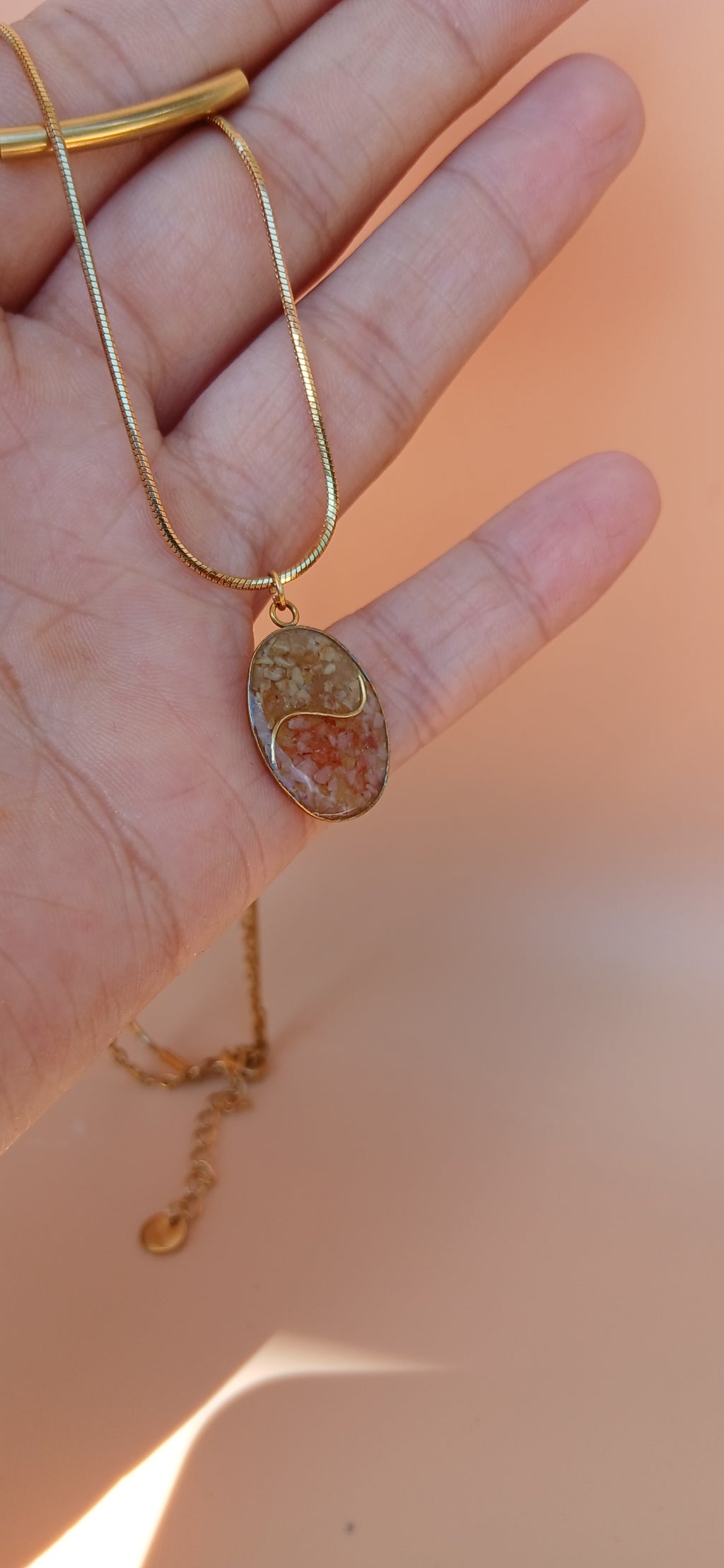 Goldene Halskette mit ovalem Naturstein Anhänger