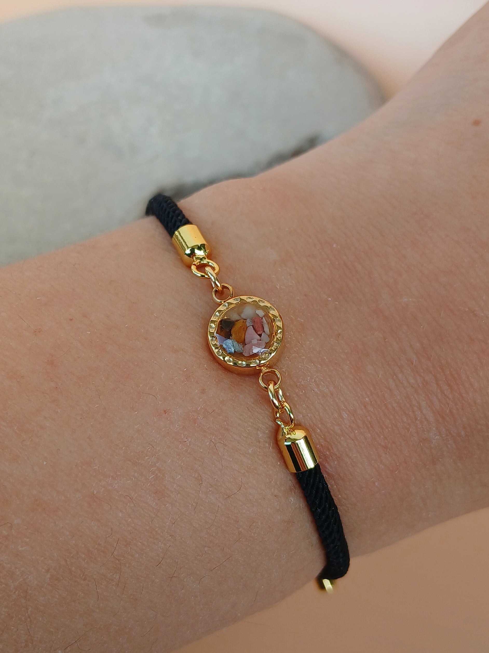 Schwarzes Kordel Armband mit Stein Anhänger
