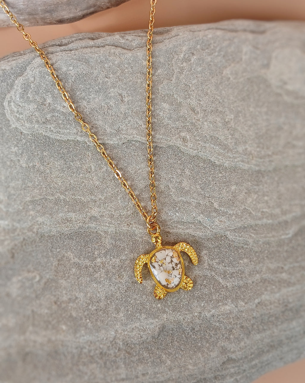 Goldene Halskette mit Schildkröten Anhänger
