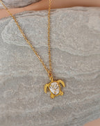 Goldene Halskette mit Schildkröten Anhänger